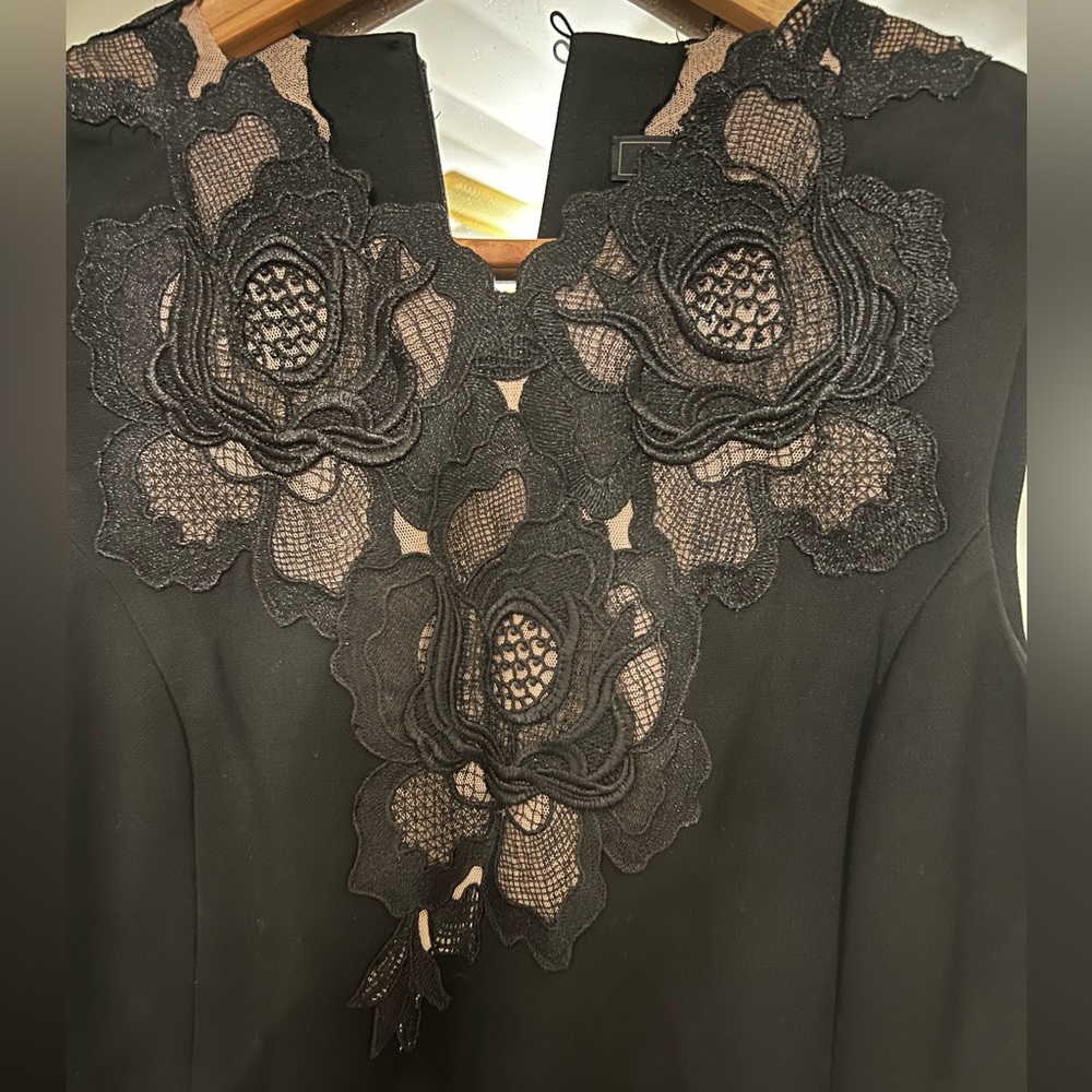 BCBGMaxAzria Lace Appliqué Shift Dress Size Small
